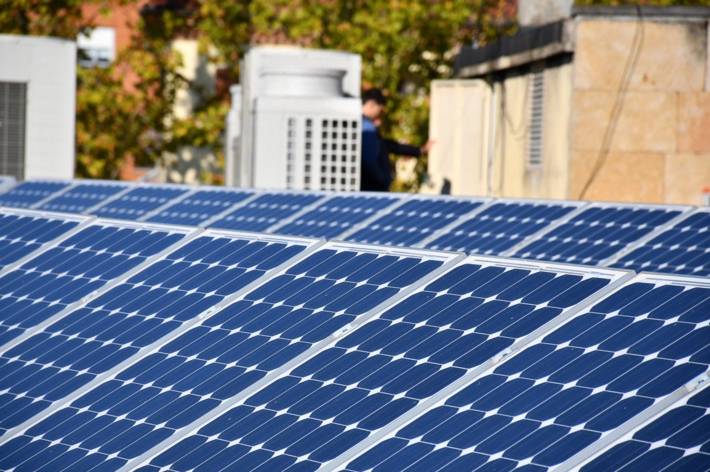 Placas solares colocadas en la cubierta del ayuntamiento.