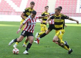 Raúl Rubio ensaya un disparo ante el Deportivo Aragón.