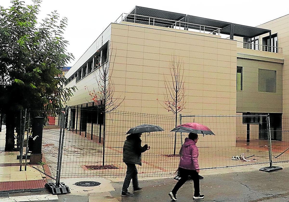 El antiguo colegio presenta un aspecto totalmente renovado y moderno tras finalizar la obra civil en el edificio.