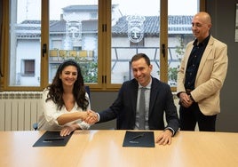 Nuria López, Daniel Osés y Óscar León, durante la firma del convenio.