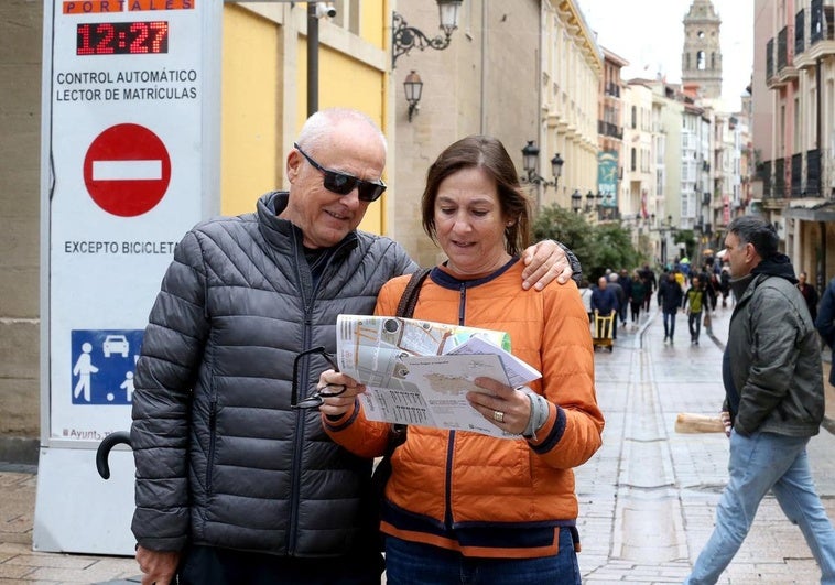 Una pareja de turistas mira un plano de Logroño para dirigirse a los lugares más turísticos de la capital.