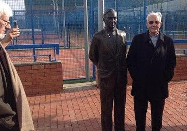 Luis Gato, junto a su estatua, colocada en la Fundación Cultural Recreativa Cantabria.