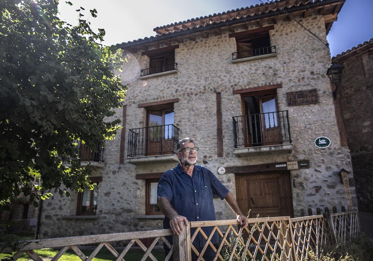 José Joaquín Sanz, presidente de la asociación riojana, junto a su casa rural.