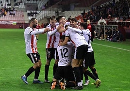 Pol y Riki festejando el gol de la clasificación.