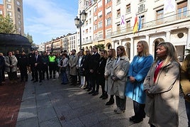 Autoridades y ciudadanos se dieron cita ayer frente a la Delegación del Gobierno en homenaje a los damnificados por la cruel riada.
