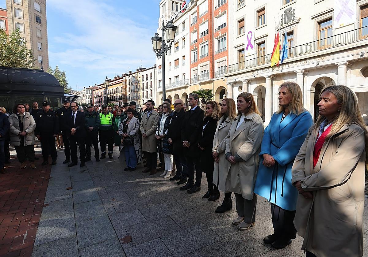 Autoridades y ciudadanos se dieron cita ayer frente a la Delegación del Gobierno en homenaje a los damnificados por la cruel riada.
