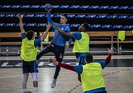 Andrej Pergel busca el pase durante un entrenamiento del Ciudad de Logroño en el Palacio de los Deportes.