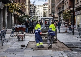 Las últimas reparaciones llevadas a cabo en las Cien Tiendas, antes de las pasadas navidades, a fin de recuperar cierta normalidad.