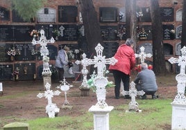 Vecinos de Alfaro colocan flores en las lápidas de sus seres queridos