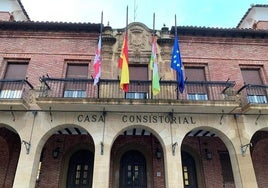 Las banderas del Ayunatmiento de Calahorra, a media asta.