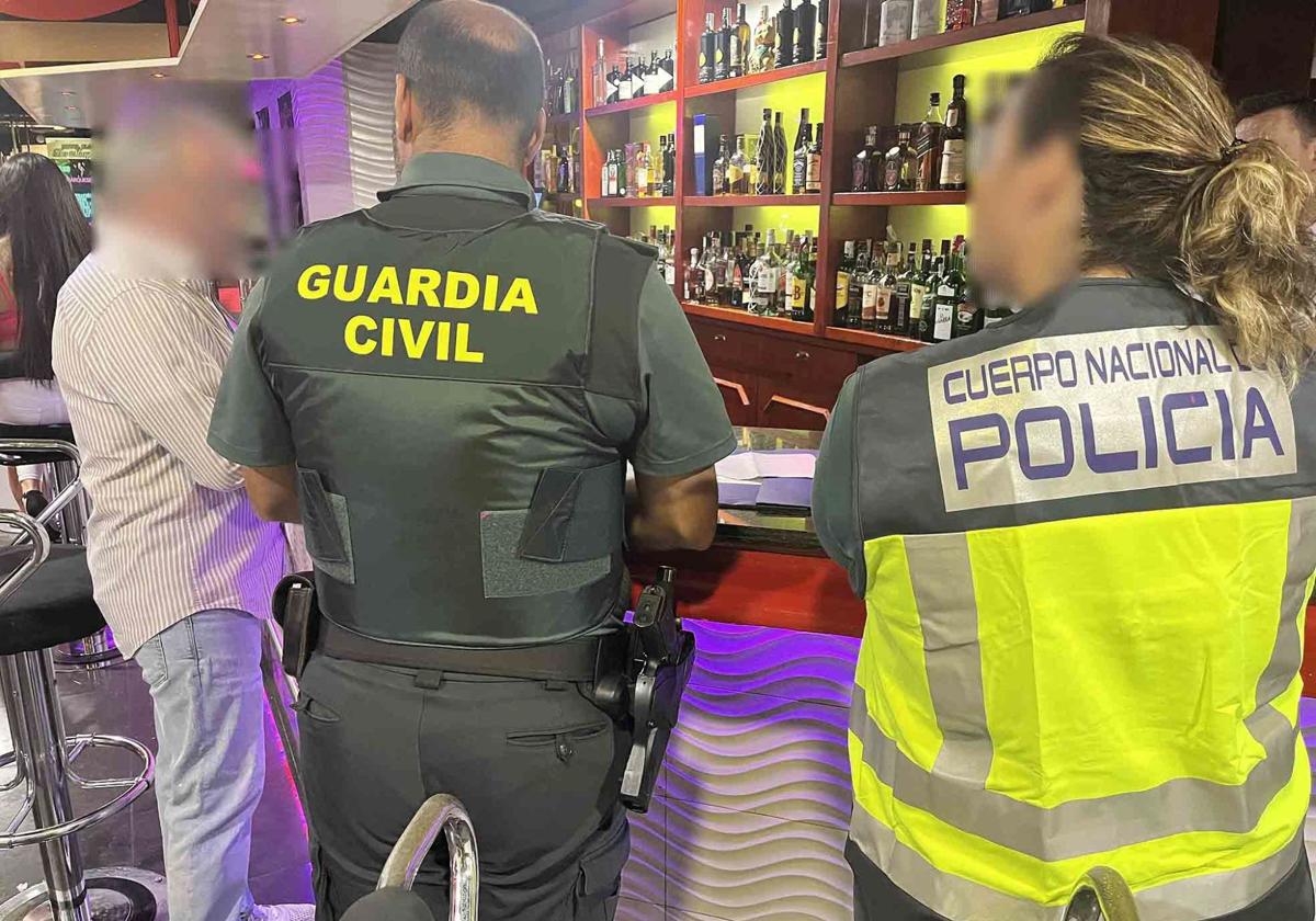 Imagen de archivo de una operación de inspección de la Guardia Civil en un local riojano de alterne.