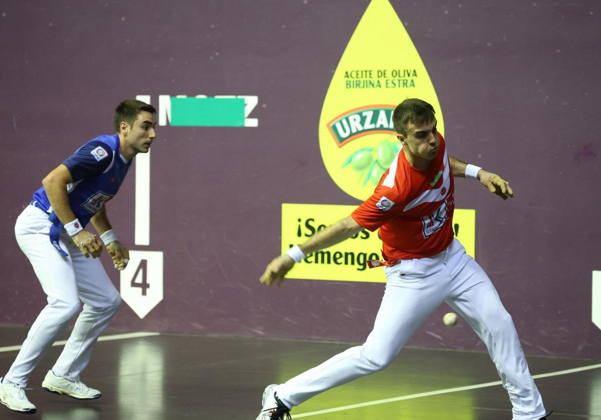 Peña entra de derecha ante la mirada de Peio Etxeberria en el partido de este viernes.