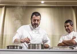 Ricard Camarena elabora un plato de setas, el pasado sábado en Ezcaray.