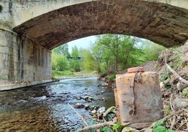 Sulfatadora extraída del lecho del río, a su paso por Logroño en el 2021.