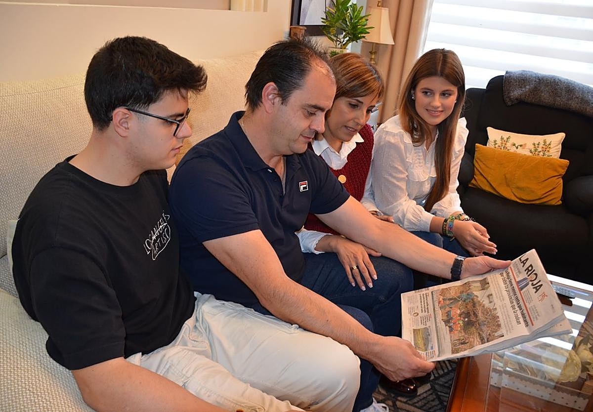 Arturo junto a su mujer Charo, y sus hijos David y Nerea, ayer por fin en casa tras sobrevivir a la DANA.