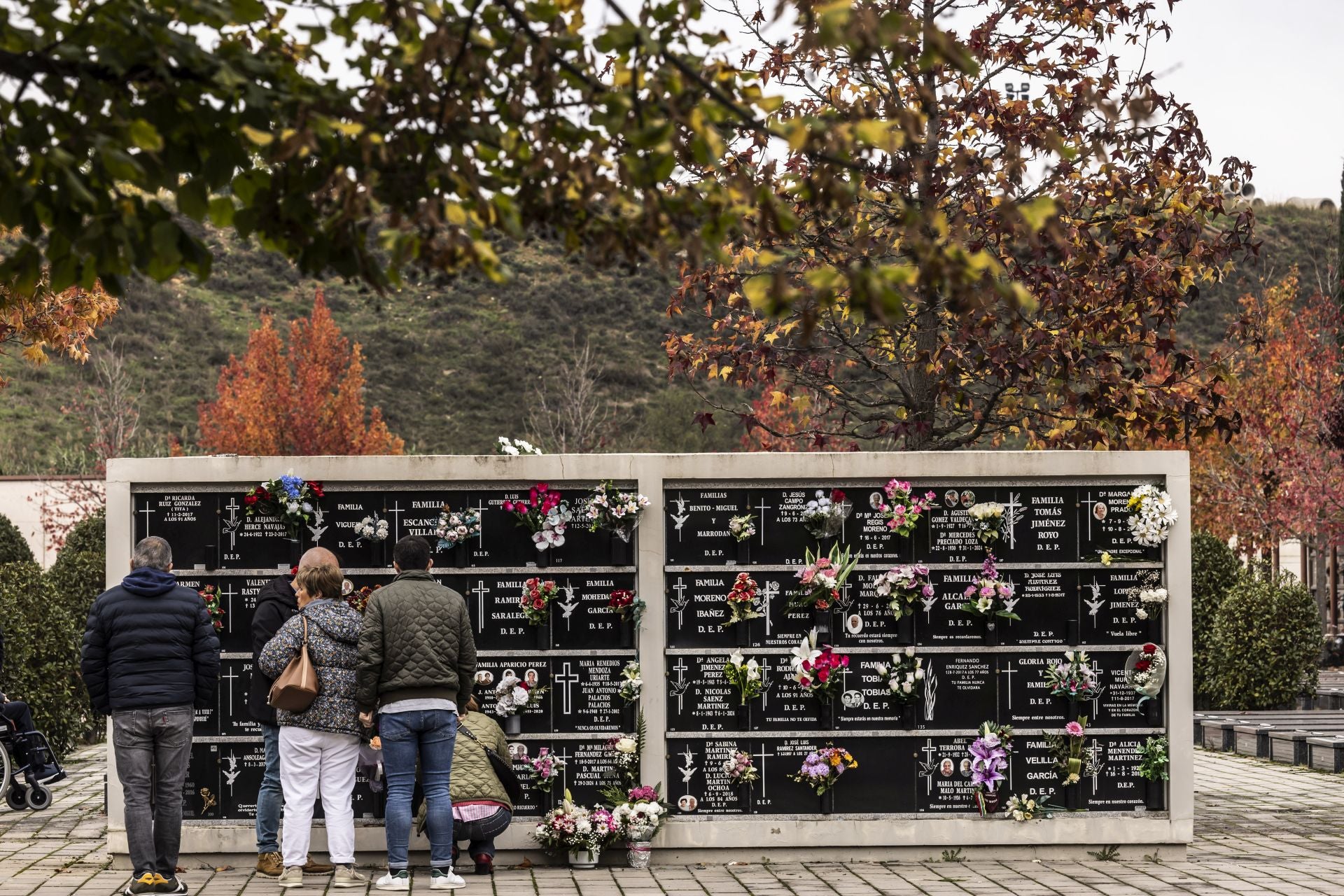 Logroño acude al cementerio a recordar a sus fallecidos