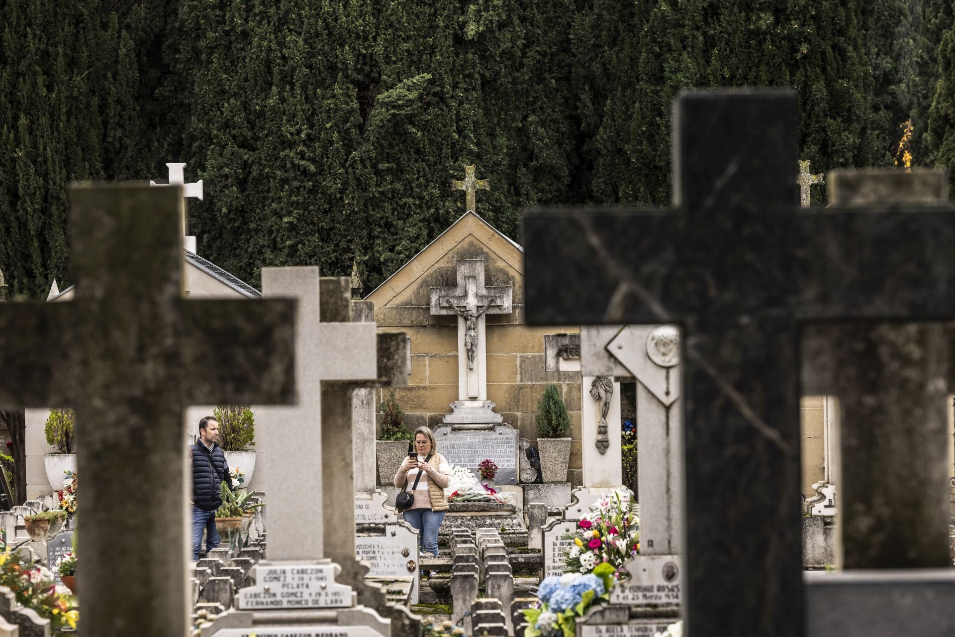 Logroño acude al cementerio a recordar a sus fallecidos