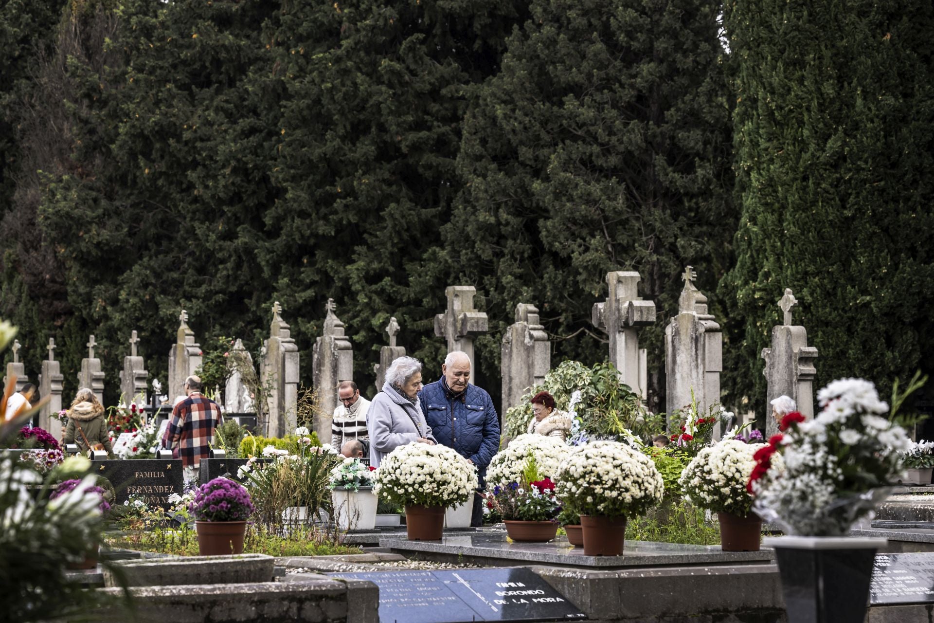 Logroño acude al cementerio a recordar a sus fallecidos