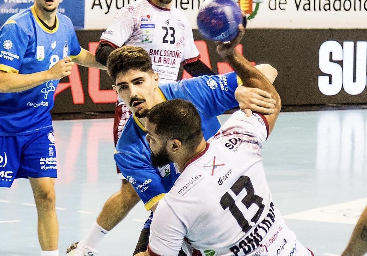 Thiago intenta superar a la defensa del Valladolid.