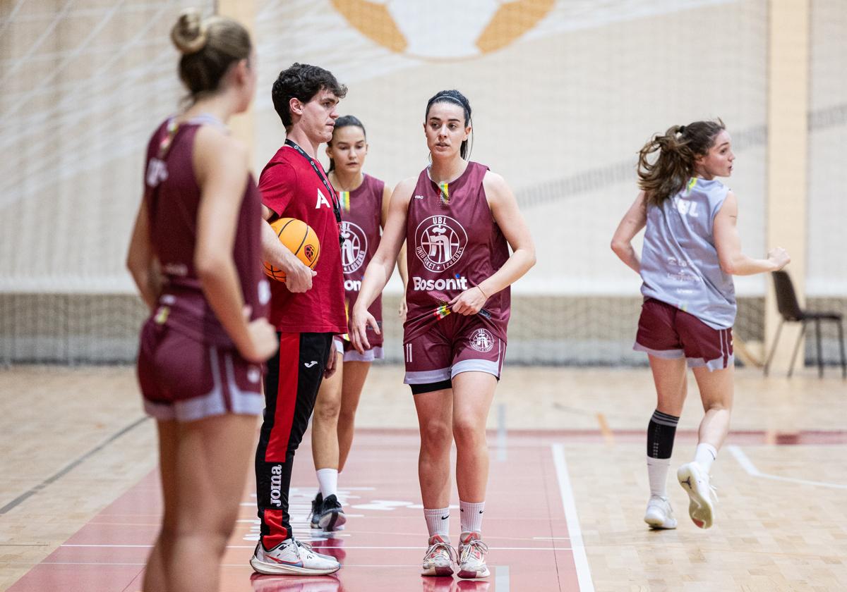 Entrenamiento del Unibasket en Lobete.