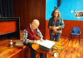 Arenzana firma un ejemplar de su último libro durante la presentación del mismo en Nájera.