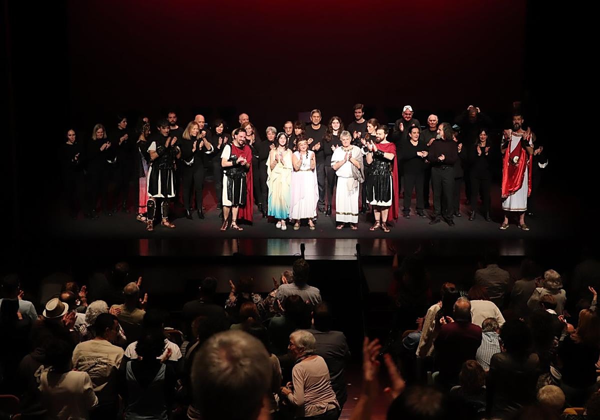 El público ovacionó en pie a los ocho actores y al Orfeón Arnedano Celso Díaz, que pusieron en escena 'El mito de Agamenón' en dos actos durante dos horas en el Cervantes.