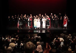 El público ovacionó en pie a los ocho actores y al Orfeón Arnedano Celso Díaz, que pusieron en escena 'El mito de Agamenón' en dos actos durante dos horas en el Cervantes.