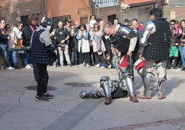 Al mediodía hubo un entretenido espectáculo de lucha medieval.