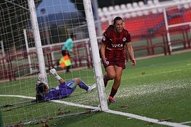 Sonya celebra el gol de la victoria ante el Alba.