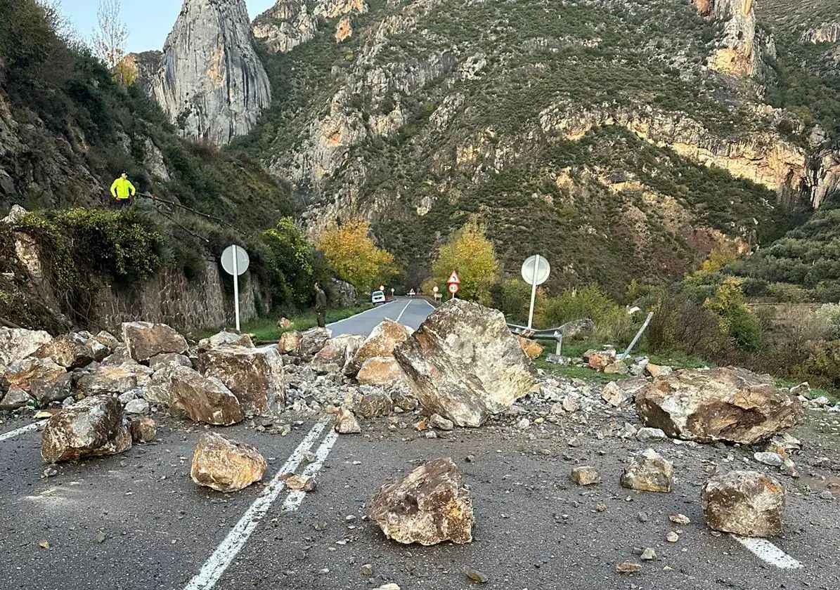 La LR-115 ha sufrido este viernes un desprendimiento de grandes rocas desde la ladera por la que transita la Vía Verde del Cidacos.