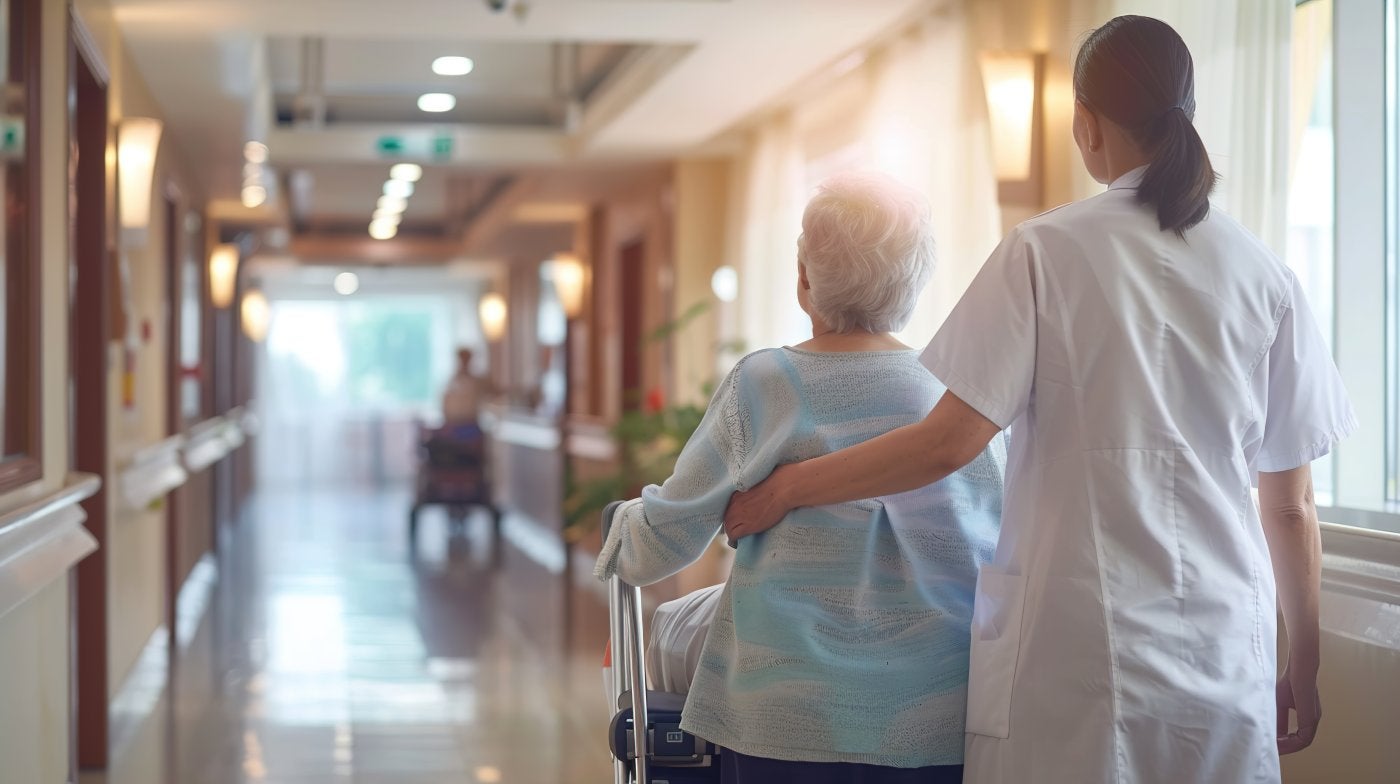 La asistencia en residencias suma 380 empleos en cuatro años «pese a la escasez de personal»