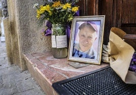 Retrato de Guillermo Castillo a las puertas de su casa.