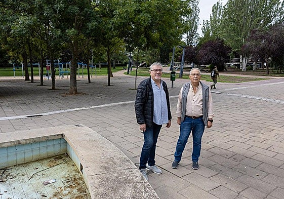Julián Herráiz y Víctor Aragón, presidente y vicepresidente de la Asociación de Vecinos Siete Infantes-Las Gaunas, en el parque San Adrián, cuya fuente sigue sin reparar.