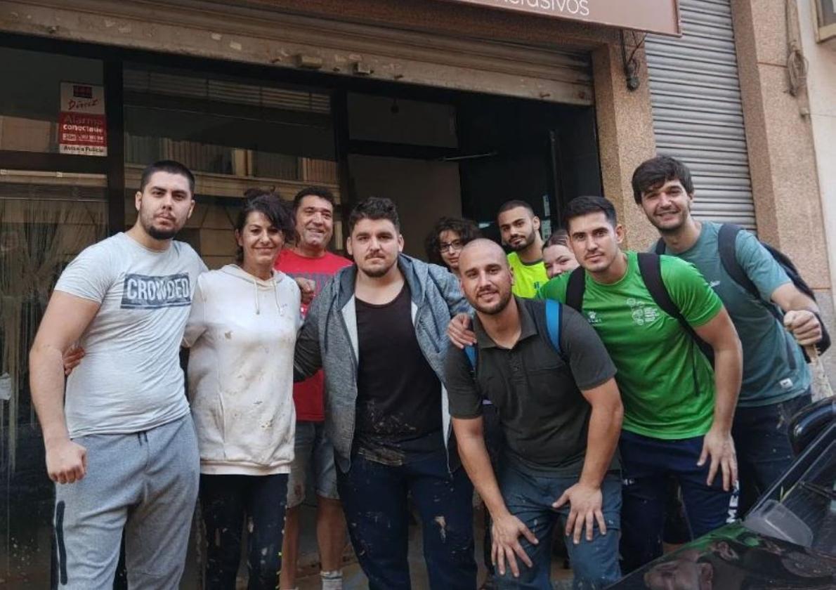 Raquel, en su tienda, junto a sus hijos y varios voluntarios.