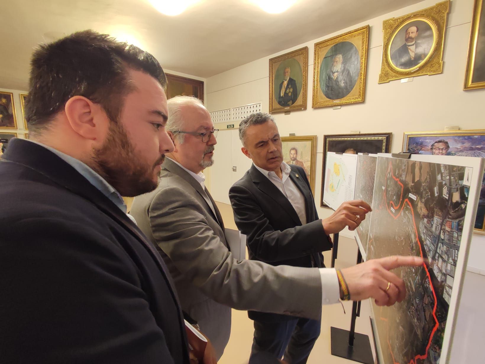 Conrado Escobar, con los concejales Iñigo López Araquistain y Jesús López, observan el proyecto para el surooeste.