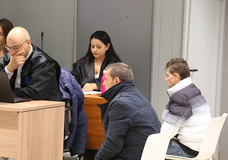 Los acusados, este lunes, en la primera sesión de juicio por el crimen de Cuzcurrita.