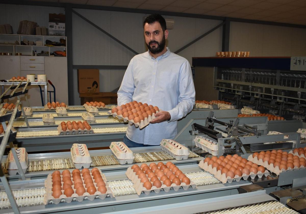 David en la zona de envasado de Avícola Preciado, en Pradejón.