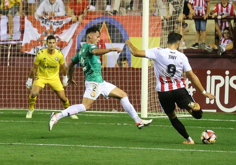 Jony dispara a portería en el último partido entre UD Logroñés y SD Logroñés.