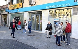 El Banco Sabadell cuenta con cuatro oficinas en Logroño, entre ellas la de la imagen en el número 3 de la Gran Vía.