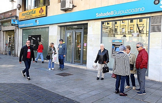El Banco Sabadell cuenta con cuatro oficinas en Logroño, entre ellas la de la imagen en el número 3 de la Gran Vía.