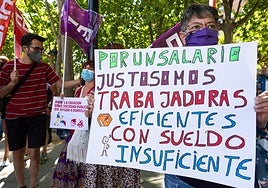 Protesta de trabajadoras del servicio de Ayuda a Domicilio en la plaza del Ayuntamiento en el verano de 2021 por unas condiciones dignas.