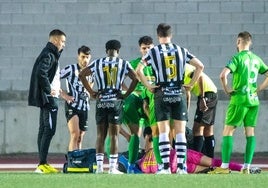 Guillamón siendo atendido durante el partido.