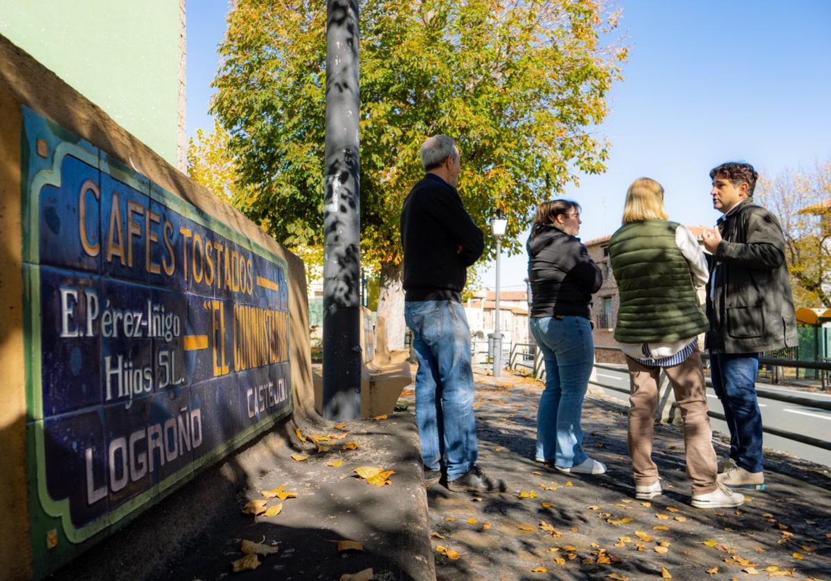 Roberto Iturriaga y el equipo de Gobierno de Pradillo conversan junto al banco de Cafés Tostados El Conquistador.