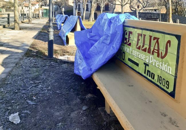 Los bancos se protegen en invierno por la meteorología.