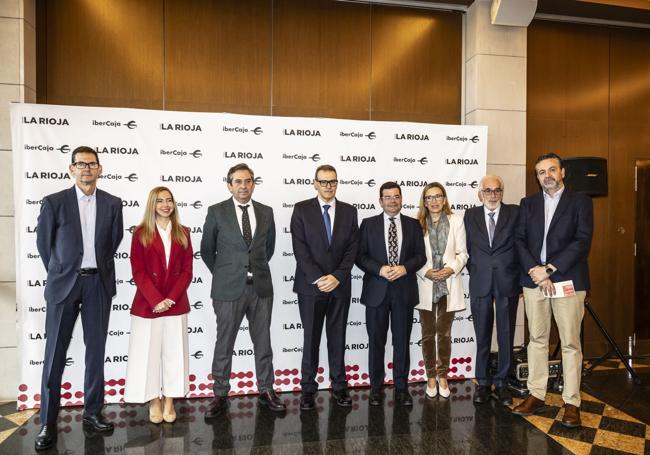 Goyo Ezama (dtor. gral. de Nueva Rioja), Marta Fdez. (presid. del Parlamento), Íñigo Fdez. de Mesa, José Ángel Pérez (dtor. territorial de Ibercaja), los consejeros Alfonso Domínguez y Belinda León, Francisco Achiaga (presid. del consejo de admon. de Nueva Rioja) y Pablo Álvarez (jefe de redacción de Diario LA RIOJA).