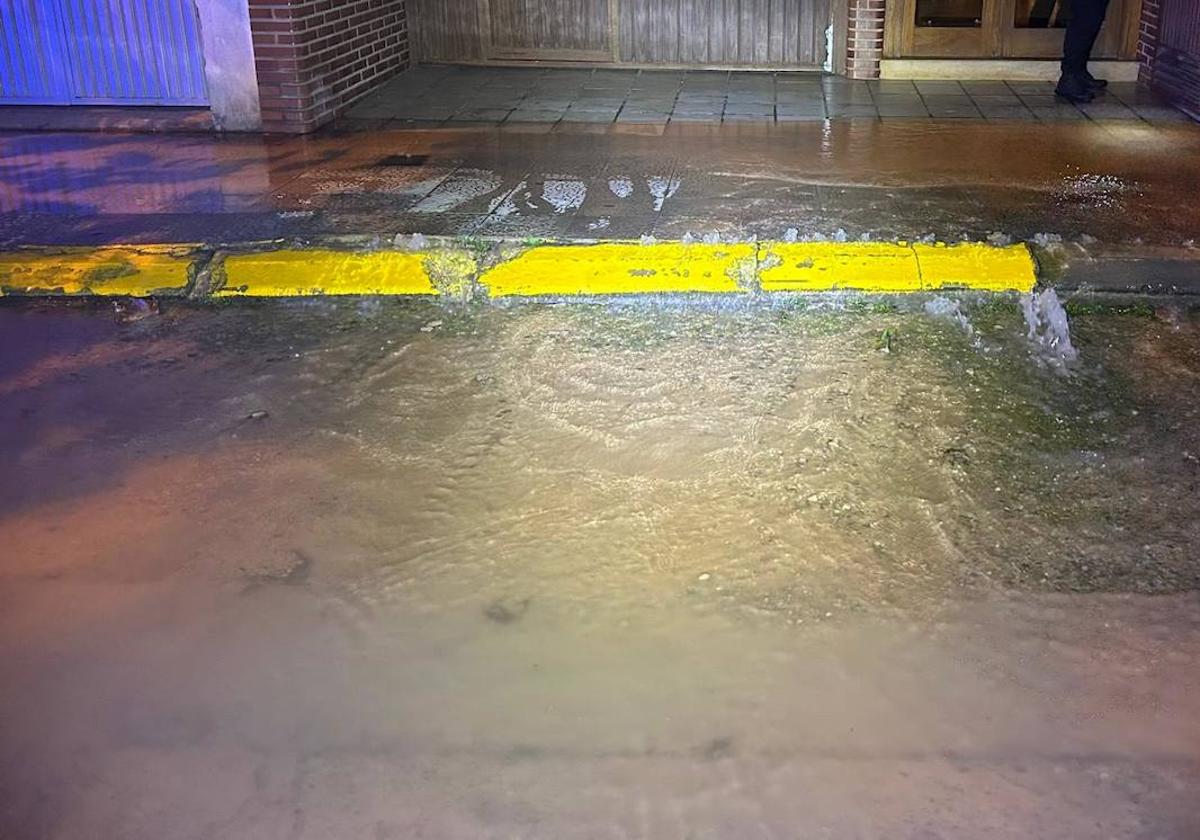 Reventón de una tubería en la calle Doctores Castroviejo de Calahorra