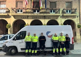 Los operarios antes de partir a Catattoja, este jueves por la mañana.