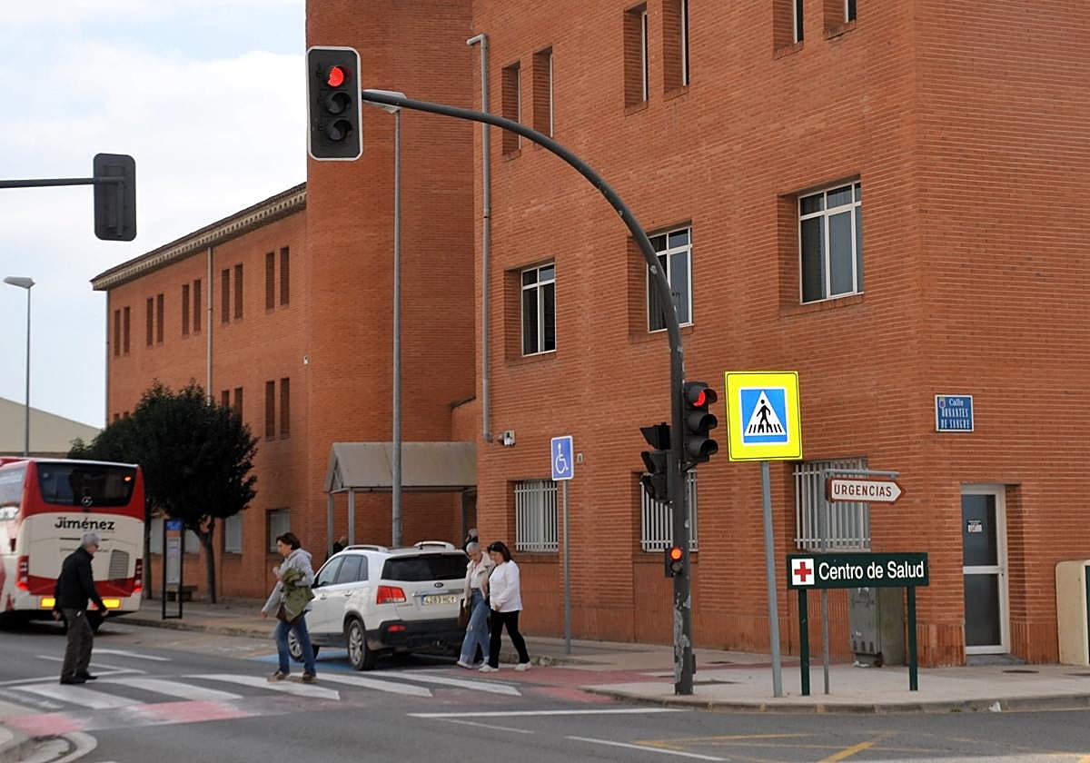 Edificio del centro de salud de Calahorra, en la avenida de Numancia, ayer jueves.