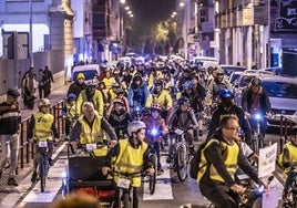 La noche cayó mientras los ciclistas recorrían las calles de la ciudad