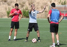 MIguel Flaño explia una acción a sus jugadores en una sesión en Valdegastea.